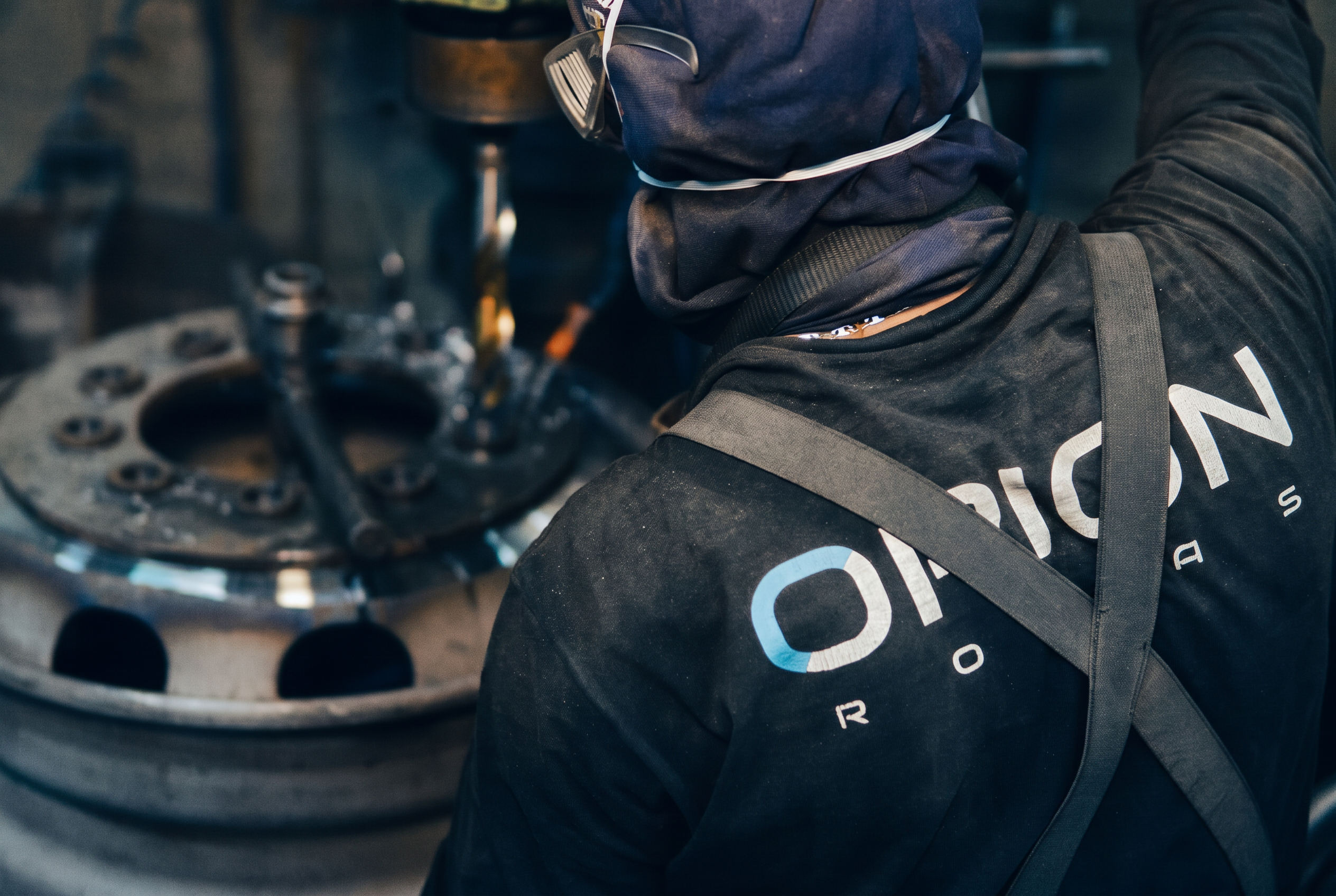 Técnico Orion usinando uma roda em ambiente industrial